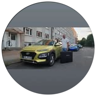 Alexandru Renita vor dem Wagen mit der Massageliege